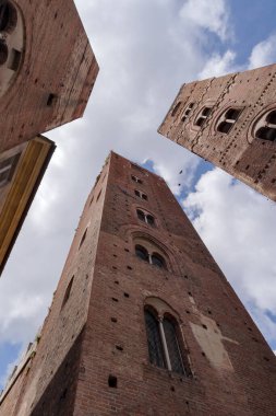 Albenga 'nın ortaçağ kuleleri, alçak görüş açısı, Liguria bölgesi, Savona ili, İtalya