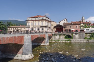 Garessio 'nun tarihi şehir merkezi, Piedmont bölgesi, İtalya