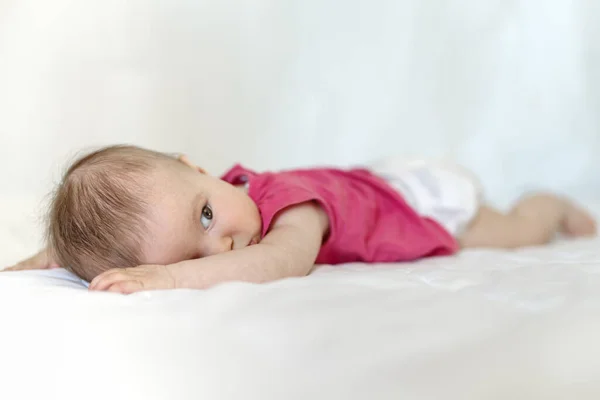 Caucasiano Bebê Menina Como Ele Deita Cama — Fotografia de Stock