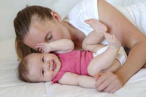 Mãe Ligação Com Sua Menina Enquanto Ambos Descansam Cama — Fotografia de Stock