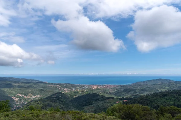 地中海の植生に覆われた山々によって保護されたディアノ マリーナ湾の眺め 帝国の州 リグーリア州 イタリア — ストック写真