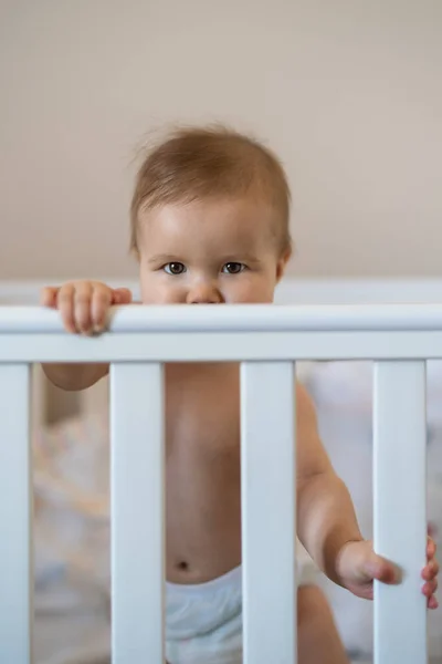 Niña Meses Parada Cuna — Foto de Stock