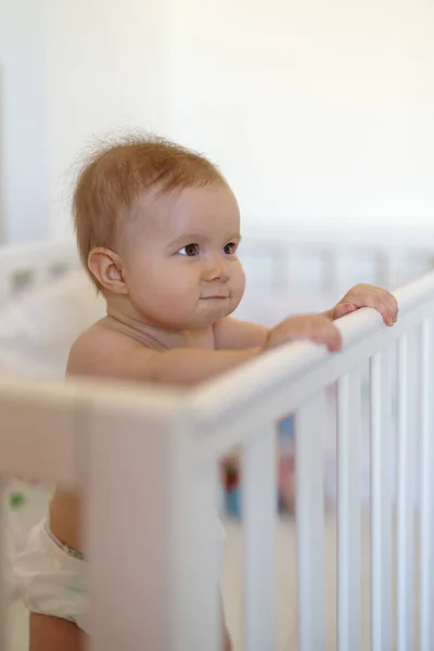 Månader Gammal Flicka Stående Spjälsängen — Stockfoto