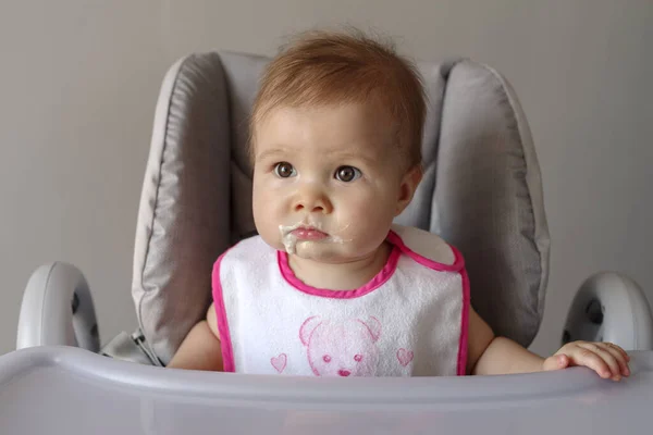 Caucasiano Bebê Menina Alimentando — Fotografia de Stock