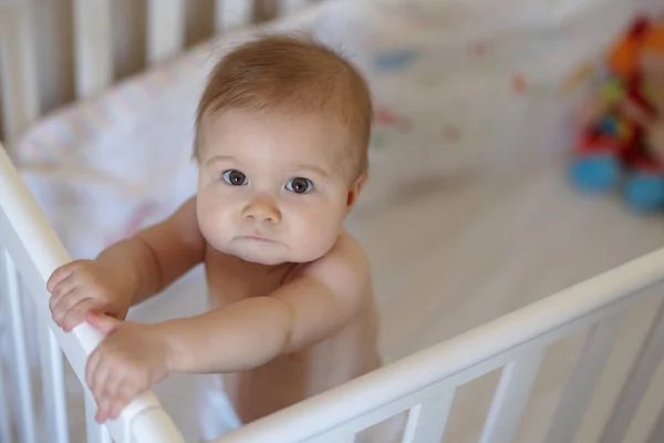 Mois Bébé Fille Debout Dans Berceau — Photo