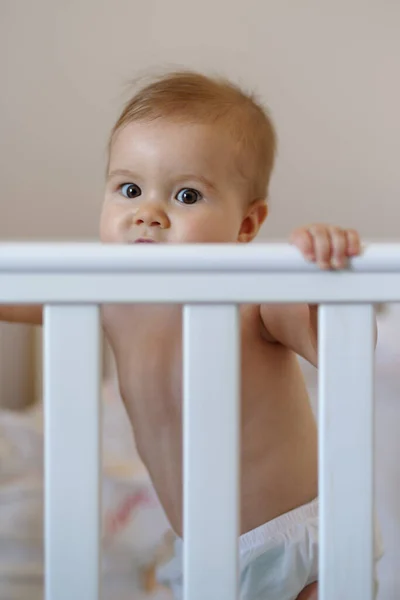 Månader Gammal Flicka Stående Spjälsängen — Stockfoto