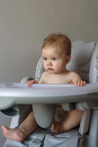 Chorando Bebê Menina Sentada Sua Cadeira Alta — Fotografia de Stock