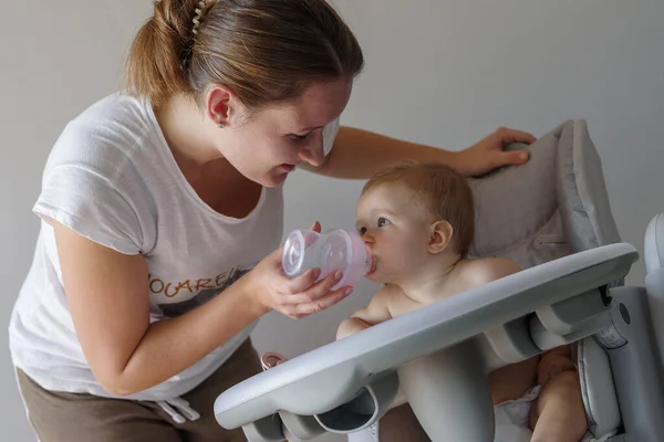 Moeder Helpen Haar Baby Meisje Drinken Water Uit Beker — Stockfoto