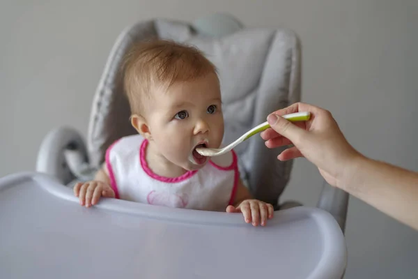 Mother Feeding Baby Daughter Spoon High Chair — Stock Photo, Image