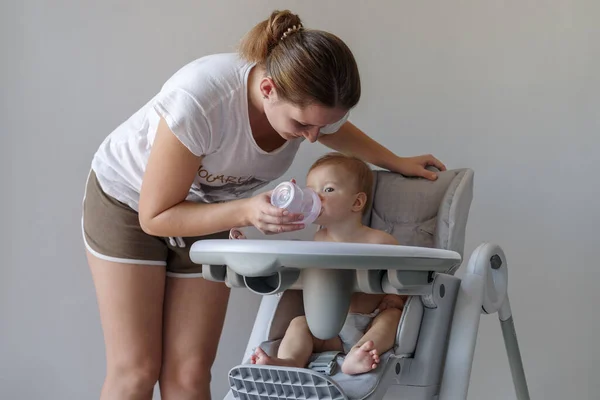 Madre Ayudando Bebé Beber Agua Taza —  Fotos de Stock