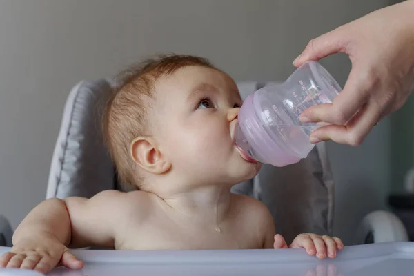 Mãe Ajudando Seu Bebê Menina Beber Água Copo — Fotografia de Stock