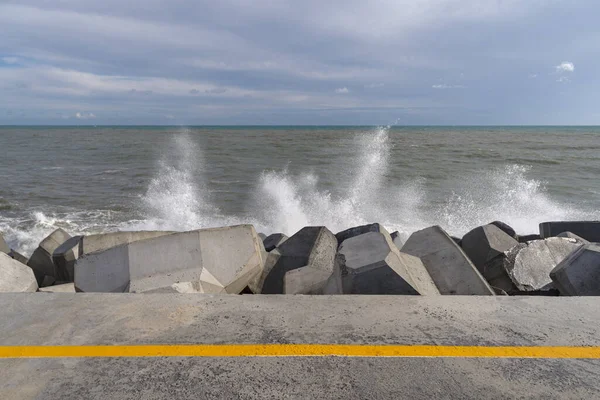 Vågor Kraschar Vågbrytaren Imperia Italien — Stockfoto