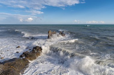 İtalya 'nın kuzeybatısındaki Imperia ili Galeazza adlı kayalık plaja şiddetli dalgalar çarpıyor.