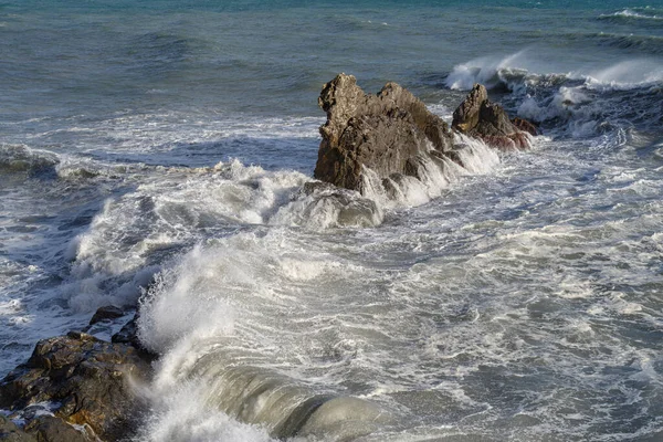 Штормовые Волны Разбивающиеся Скалистом Пляже Названием Galeazza Провинция Империя Лигурия — стоковое фото