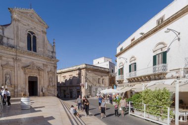 Ostuni, İtalya - 30 Ekim 2023: Eski Ostuni kasabası, La Citta Bianca, Beyaz Şehir, Itria Vadisi, Apulia bölgesi