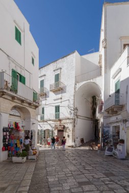Ostuni, İtalya - 30 Ekim 2023: Eski Ostuni kasabası, La Citta Bianca, Beyaz Şehir, Itria Vadisi, Apulia bölgesi