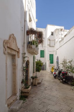 Ostuni, İtalya - 30 Ekim 2023: Eski Ostuni kasabası, La Citta Bianca, Beyaz Şehir, Itria Vadisi, Apulia bölgesi