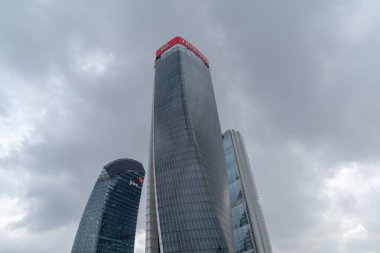 Milan, İtalya - 9 Mayıs 2025: Gökdelenler Generali Kulesi (The Twisted One / Lo Storto), Libeskind Kulesi (The Curved One / Il Curvo) ve Allianz Kulesi (The Straight One / Il Dritto) Milano 'daki CityLife' ın meskun, ticari ve iş bölgesinde yer almaktadır.