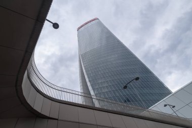 Milan, İtalya - 9 Mayıs 2025: Milano 'daki Generali Grup ofislerinin gökdelen generali kulesi ve CityLife' ın yeni ilçesindeki Hadid konutları