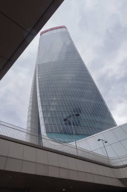 Milan, İtalya - 9 Mayıs 2025: Milano 'daki Generali Grup ofislerinin gökdelen generali kulesi ve CityLife' ın yeni ilçesindeki Hadid konutları