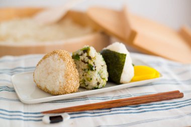 Tipik bir yemek Japonya'da pirinç topu '' Onigiri'' kümesidir. Japon halkı biraz pirinç topları triangul Tokyo, Japonya'da bir şekli ile içine al.