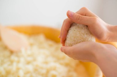 Pirinç topu yapmak nasıl gösteren '' Onigiri'' Japonya'da tipik bir yemek olduğunu. Japon halkı biraz pirinç topları triangul Tokyo, Japonya'da bir şekli ile içine al. 