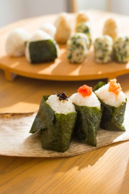 Tipik bir yemek Japonya'da pirinç topu '' Onigiri'' kümesidir. Japon halkı biraz pirinç topları triangul Tokyo, Japonya'da bir şekli ile içine al.