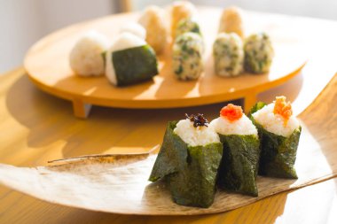 Tipik bir yemek Japonya'da pirinç topu '' Onigiri'' kümesidir. Japon halkı biraz pirinç topları triangul Tokyo, Japonya'da bir şekli ile içine al.