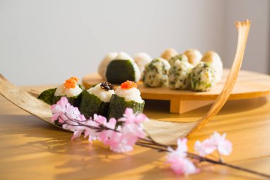 Tipik bir yemek Japonya'da pirinç topu '' Onigiri'' kümesidir. Japon halkı biraz pirinç topları triangul Tokyo, Japonya'da bir şekli ile içine al.