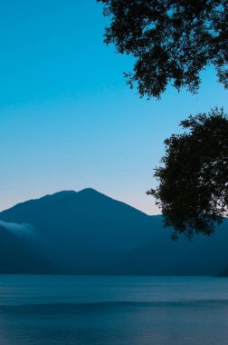 Çok sessiz sahne: Yamanashi, Japan Yamanashi gölde. Bu göl Mt. Fuji tarafından yakın bulunur. 