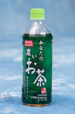 Japon yeşil çay Pet şişe Yokohama, Japonya çevresinde. Birçok kişi Bankası Japonya'ndaki günlük yeşil çay İçecek.