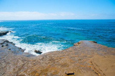 Rocky deniz okyanus Long Beach, Kaliforniya çevresinde sitesinde. California iyi bir hava ile bilinir.