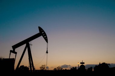 Petrol makine yakıt Los Angels, Amerika sokakta kazıyor. California, hala var petrol kaynakları yeraltı Amerika Birleşik Devletleri.