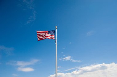 Amerikan bayrağı ile Amerika'nın ülke tarafında rüzgarda sallayarak. 