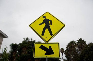 İşareti Long Beach, Kaliforniya çevresinde parkta yürüyüş. California iyi bir hava ile bilinir.