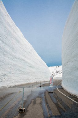 Tateyama, Japonya Tateyama kar duvar, Yuki-no-Otani için popüler bir yerdir. Gezginler 500 m için kar duvarlar arasında yürüyerek ulaşabilirsiniz. Duvar yüksekliği yaklaşık 17m bu yıl vardır. Bu dağ alan her yıl yaklaşık 20m kar olsun.
