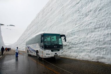 Tateyama, Japonya Tateyama kar duvar, Yuki-no-Otani için popüler bir yerdir. Gezginler 500 m için kar duvarlar arasında yürüyerek ulaşabilirsiniz. Duvar yüksekliği yaklaşık 17m bu yıl vardır. Bu dağ alan her yıl yaklaşık 20m kar olsun.