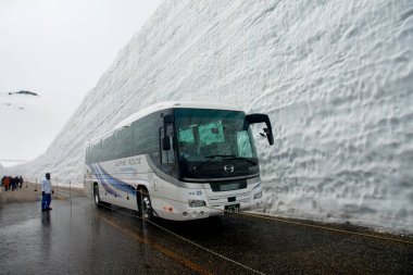 Tateyama, Japonya Tateyama kar duvar, Yuki-no-Otani için popüler bir yerdir. Gezginler 500 m için kar duvarlar arasında yürüyerek ulaşabilirsiniz. Duvar yüksekliği yaklaşık 17m bu yıl vardır. Bu dağ alan her yıl yaklaşık 20m kar olsun.