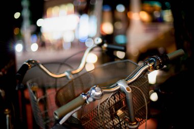 Bisikletler, Tokyo, Japonya. Arazi oldukça düz olduğundan Tokyo birçok bisiklet vardır. Birçok Japon halkı bir aktarım olarak bisiklet sürmek.