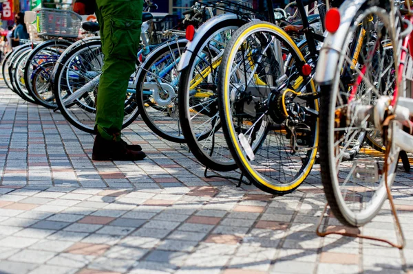 東京都の自転車 東京は多くの自転車を以来 土地は非常にフラットです 多くの日本人 交通機関として自転車に乗る — ストック写真