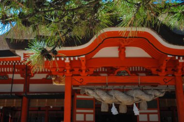 Hinomisaki tapınak Izumo, Shimane ili, Japonya yer. Burada ziyaret ettiğiniz için en yakın istasyonu Jr Izumo kanalıdır ve 45 dakika otobüs yolculuğu.
