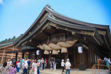 Izumo Taisha tapınak: Shimane, Japan. Dua etmek, Japon halkı genellikle onların el 2 kez çırp. ama farklı kural ile bu tapınak için bunun yerine 4 kez el çırp gerekiyor.