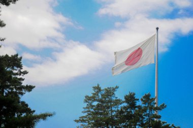 Izumo Taisha tapınak: Shimane, Japan Japon bayrağı. Dua etmek, Japon halkı genellikle onların el 2 kez çırp. ama farklı kural ile bu tapınak için bunun yerine 4 kez el çırp gerekiyor.