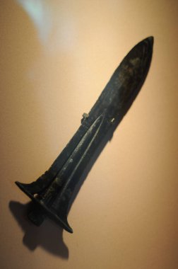 Yayoi döneminde, yaklaşık 2000 yıl önce Japon antik bronz Ware kılıçları. Birçok bronz mallar Izumo, Japonya'da bulundu. 