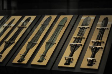 Yayoi döneminde, yaklaşık 2000 yıl önce Japon antik bronz Ware kılıçları. Birçok bronz mallar Izumo, Japonya'da bulundu. 