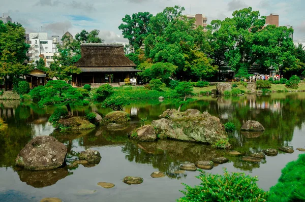 緑がいっぱいの日本庭園 日本を訪問する自然の良いシーズンは通常 月から あなたここを訪れる 月から 月まで雪に覆われました — ストック写真