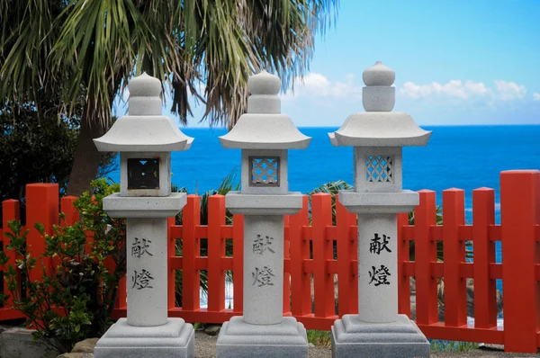 石作られて装飾は 鵜戸神宮 宮崎県にある神道神社で光を言います この神社は愛とロマンスの人気 — ストック写真