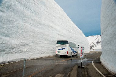 Tateyama, Japonya Tateyama kar duvar, Yuki-no-Otani için popüler bir yerdir. Gezginler 500 m için kar duvarlar arasında yürüyerek ulaşabilirsiniz. Duvar yüksekliği yaklaşık 17m bu yıl vardır. Bu dağ alan her yıl yaklaşık 20m kar olsun.