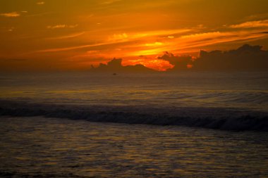 Sunrise Bali Adası, Endonezya'nın doğu taraftan görüldü. Bali Endonezya'nın egzotik kültür ile güzel okyanus manzaralı olarak bilinir.