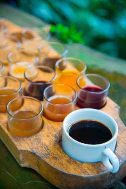 Kahve çekirdekleri Bali, Endonezya ağacı üzerinde. Kopi Luwak kedi kakası kahve da adlandırılan dünyanın en pahalı kahvesidir. Bir belirli Endonezya misk kedisi tarafından sindirilmiş kahve çekirdekleri dan hazırlanmıştır.